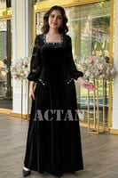 فستان مخملي بأكمام جوبير مزين بالكريستال لون اسود