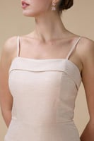 فستان ميدي مشمشي بحمالات رفيعة بطبقات مع دانتيل