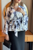 بلوزة موردة باكمام واسعة