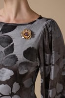 فستان رمادي طويل بنقوش زهرية