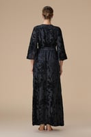 فستان اسود طويل بنقوش مخملية