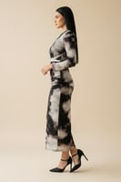 فستان بطبعة تجريدية مزموم من الجوانب