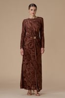 فستان بني طويل بنقوش مخملية