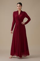 فستان احمر طويل بقصة ملتفة