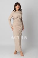 فستان بقصة ضيقة مزين ببروش لون بيج