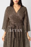 فستان طويل بليسيه بلمعة لون ذهبي