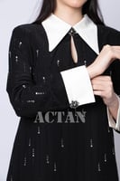 فستان ماكسي بياقة مطوية بيضاء لون اسود