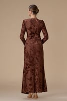 فستان بني طويل بنقوش مخملية