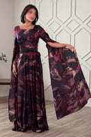 فستان ماكسي ساتان بأكمام كيب لون عنابي