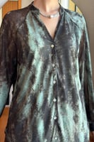 قميص بطبعة ماربل لون أخضر