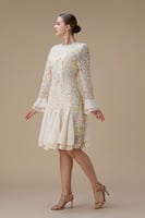 فستان بيج قصير مزهر بأكمام طويلة وكشكش