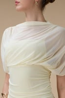 فستان اصفر طويل بتصميم درابيه