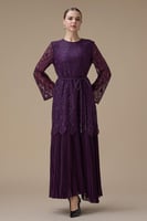 فستان طويل بنفسجي من الدانتيل المطرز