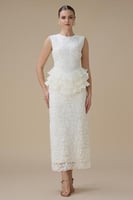 فستان أبيض طويل بتطريز دانتيل