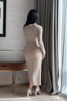 فستان بيج ميدي بثنيات مزين ببروش لون بيج