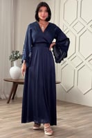 فستان ساتان بأكمام مزينة بكريستال لون كحلي