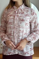 بلوزة شيفون بياقة عالية برباط لون وردي