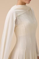 فستان طويل بيج بوشاح كتف