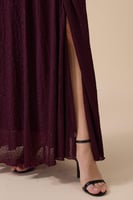 فستان بنفسجي طويل بقصة ملتفة