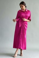 فستان بتصميم قميص بطيات مزين الكريستال وريش لون فو...