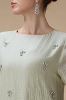 جلابية طويلة أخضر فاتح بأكمام واسعة وتطريز أنيق