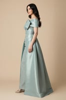 فستان سهره بتصميم مقسم مطرز بترتر ولولو لون تيفاني