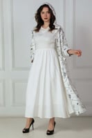 طقم فستان مزموم الخصر بمعطف بقبوع لون ابيض