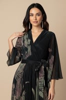 فستان اخضر طويل بليسيه بطبعة ورد لون اخضر