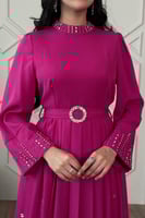 فستان بتصميم مقسم بكسرات مطرز بالكريستال لون فوشي