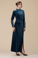 فستان أزرق طويل مخمل بأكمام طويلة