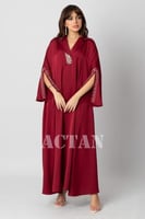 جلابية طويلة مزينة بلؤلؤ وكريستال لون عنابي