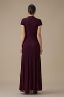 فستان بنفسجي طويل بقصة ملتفة