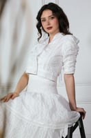 طقم بلوزه وتنوره بتصميم مقسم لون ابيض