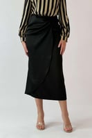 تنورة ساتان ميدي بزم من الجنب لون اسود