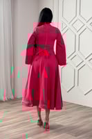 فستان ميدي أنيق بأكمام طويلة مزينة بالؤلؤ لون فوشي