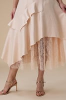 فستان ميدي مشمشي بحمالات رفيعة بطبقات مع دانتيل