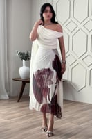 فستان بكسرات غير متساوي الطول لون بيج فاتح