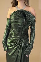 فستان طويل أخضر لامع درابيه