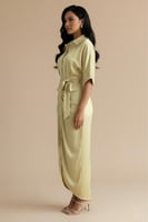 فستان بتصميم قميص بطيات مزين الكريستال وريش لون اص...