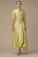 فستان أصفر ميدي بقصة انسيابية وأكمام واسعة