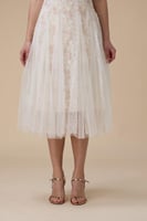 فستان قصير بتطريز وردي وتنورة تول شفافة