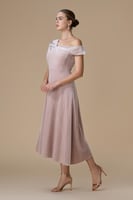 فستان وردي ميدي بكتف مكشوف