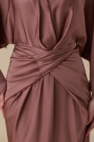 فستان بني طويل بتصميم لف