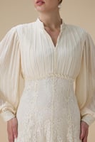 فستان طويل بلون سكري بتفاصيل دانتيل