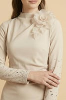 فستان ماكسي بأطراف مزينة بفصوص لون بيج