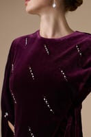 فستان عودي طويل مزين بكريستال وأكمام طويلة