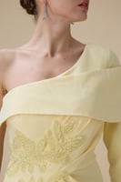 فستان طويل اصفر بكتف واحد