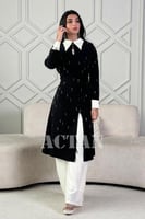 جمبسوت مع بلوزة طويلة بفتحة من الأمام وحزام