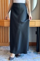تنورة طويلة سادة ساتان لون اسود