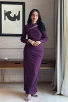 فستان ضيق بثنيات بفتحة علي الصدر لون عنابي